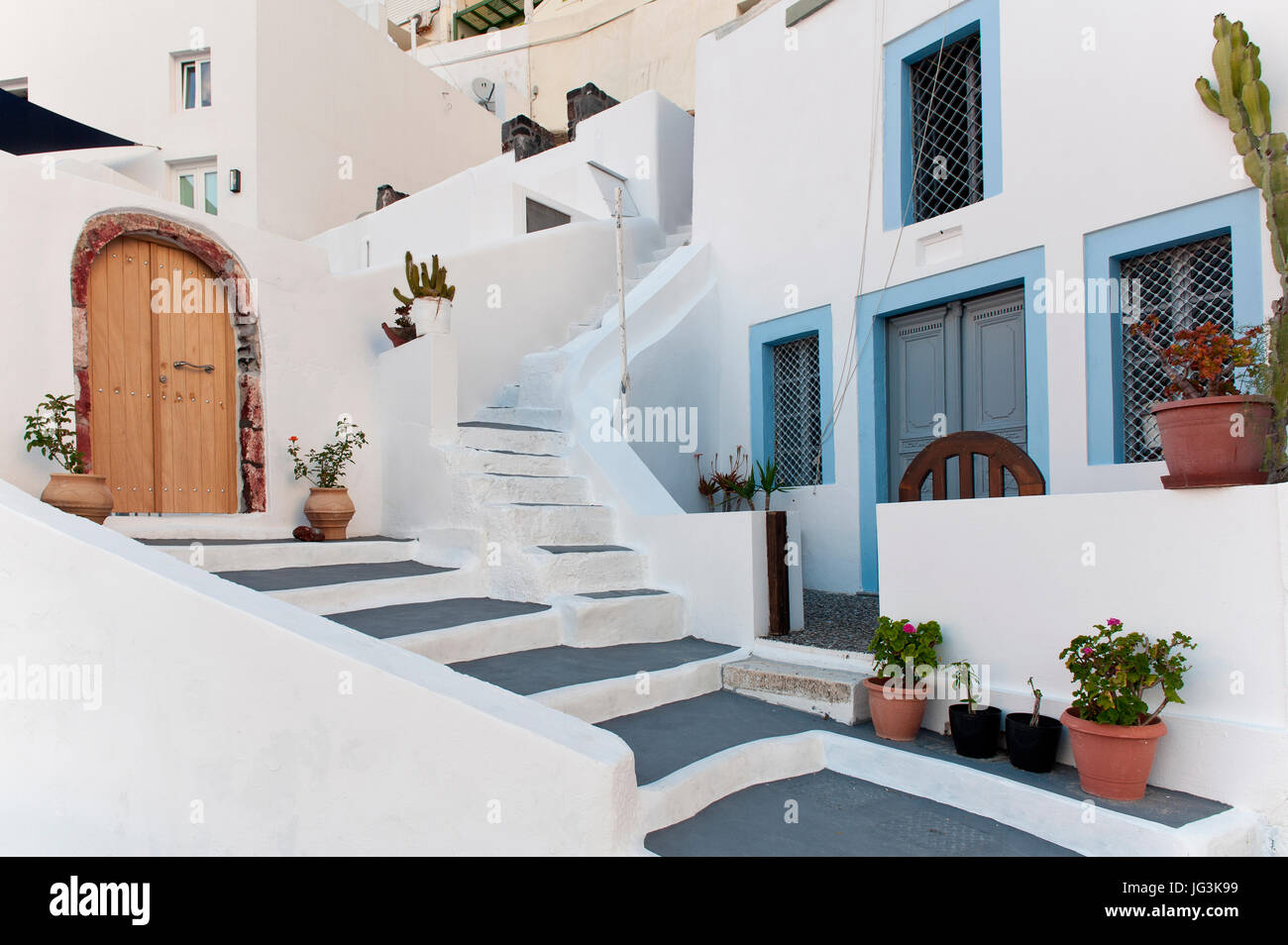 Santorini Grèce architecture Fira avec murs blancs escalier gris poterie Banque D'Images