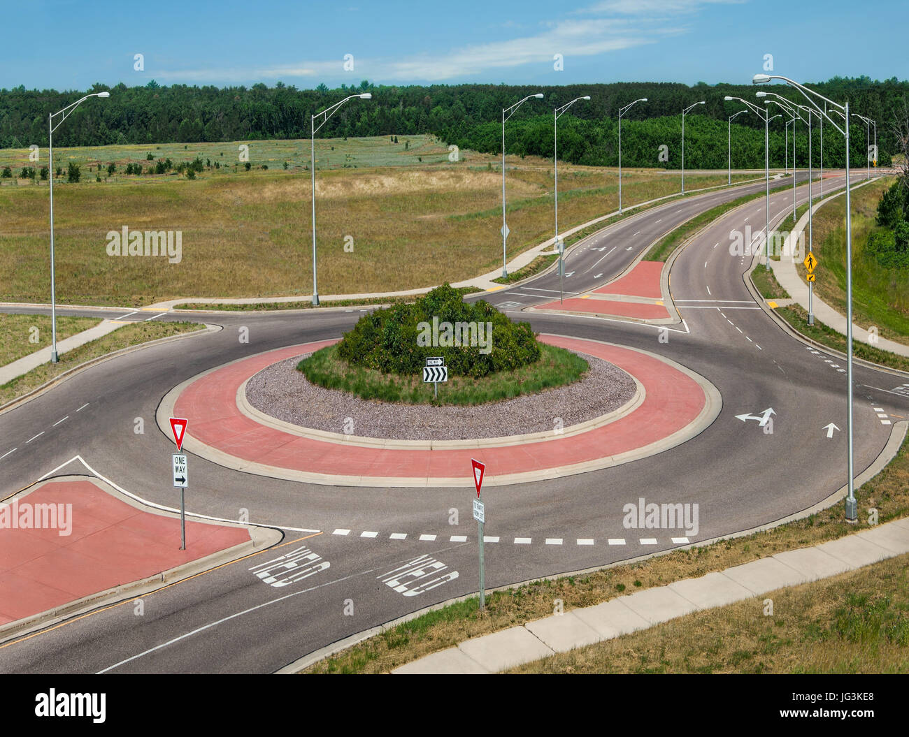 Rond-point : une route circulaire élimine des panneaux d'arrêt et de flux de trafic continu permet à une intersection dans le sud du Wisconsin. Banque D'Images