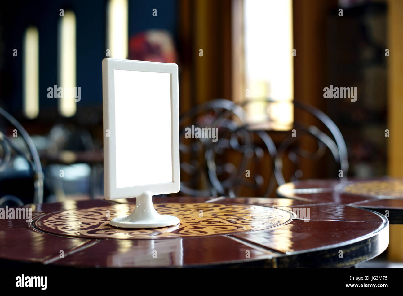 Mock up menu frame stand on table in restaurant Banque D'Images