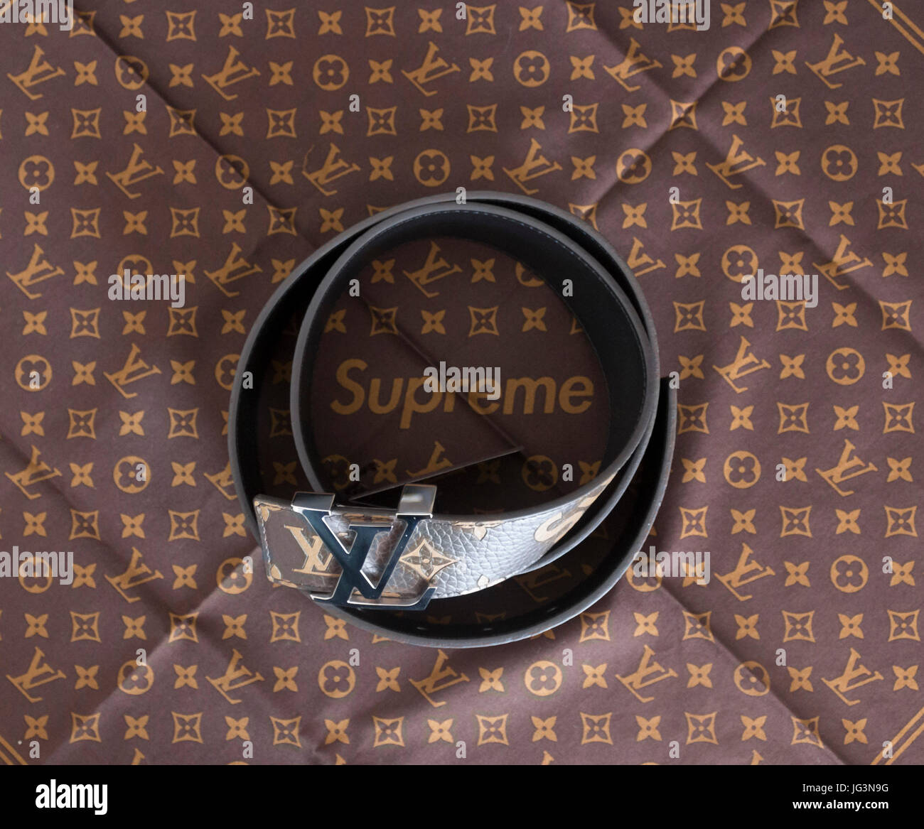 Cour suprême la collaboration avec Louis Vuitton et ceinture bandana Photo  Stock - Alamy