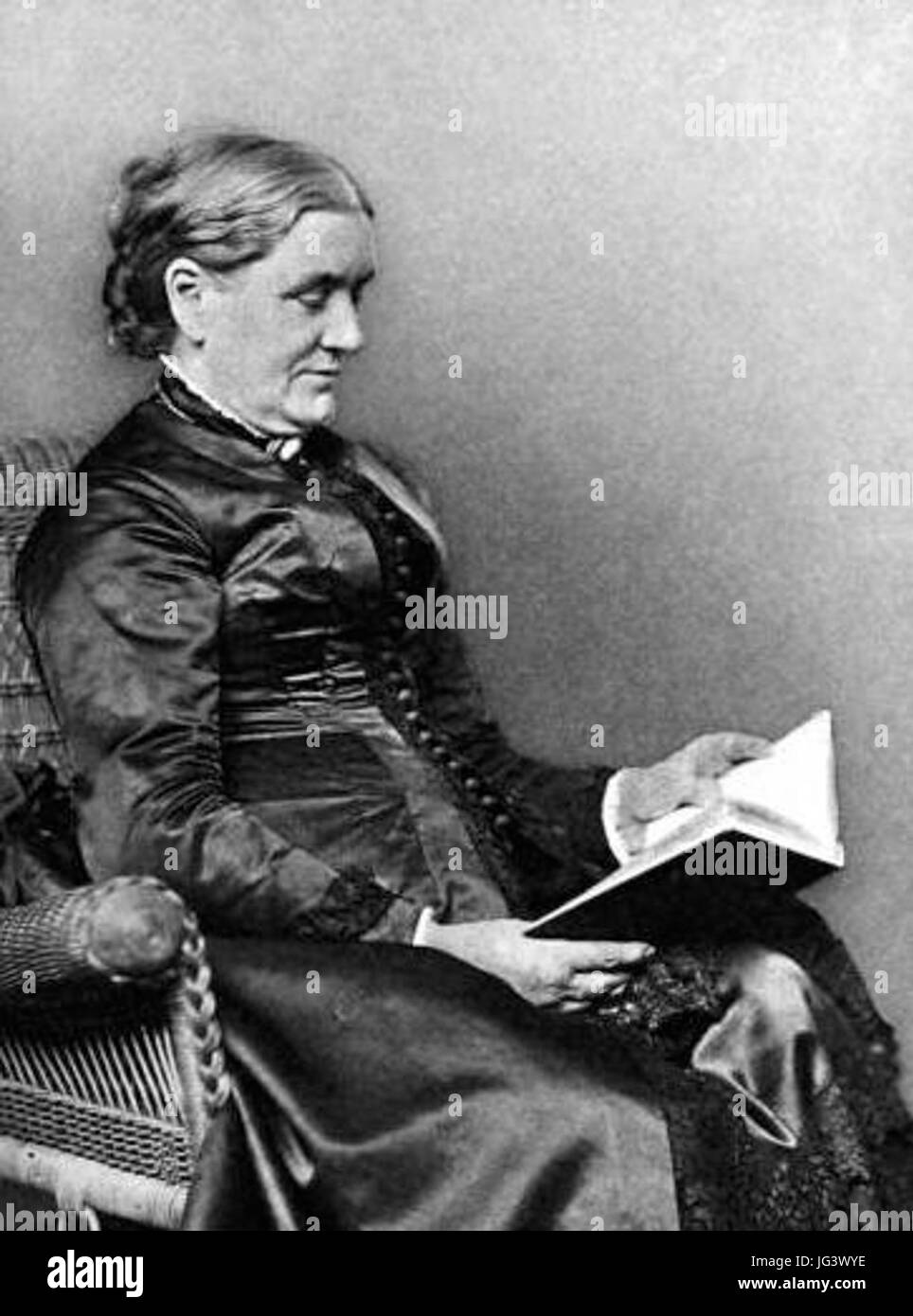 Lucy Larcom assis avec livre Banque D'Images