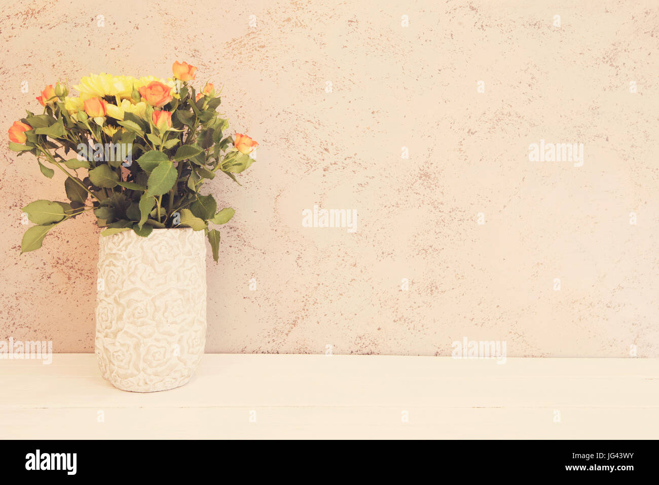 Vase de fleurs. Vase rustique avec des roses oranges et jaunes chrysanthèmes. Fond blanc, lieu vide, l'espace de copie. Teinté Vintage Banque D'Images