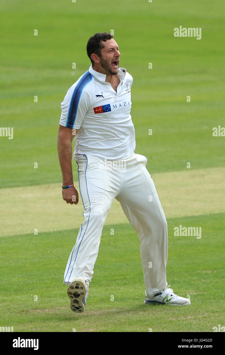 Yorkshire's Tim Bresnan célèbre le guichet de Marcus Trescothick du Somerset au cours du championnat Division Specsavers County, un match à la route maritime du Nord, Scarborough au sol. Banque D'Images