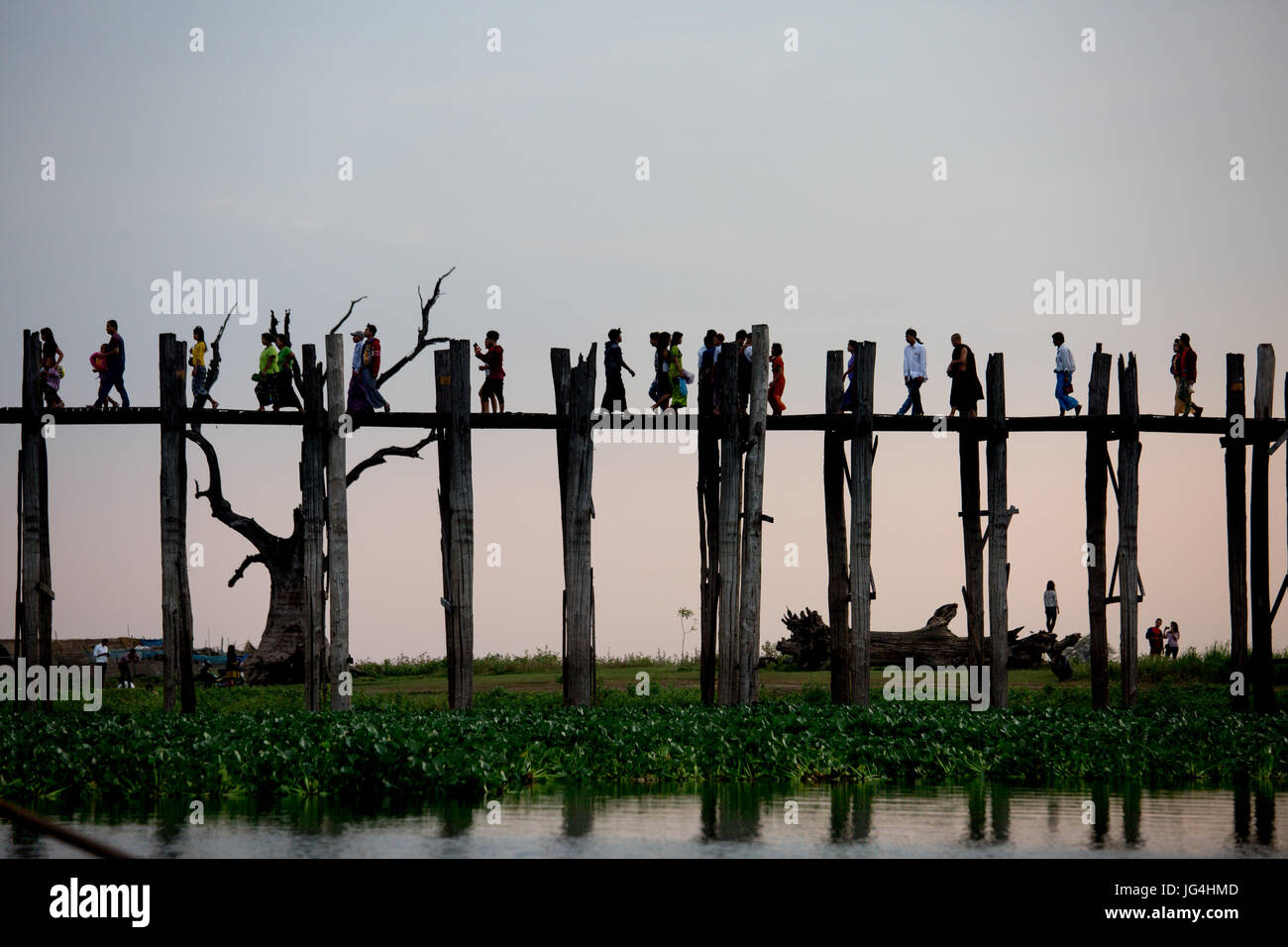Silhouettes sur u-bein bridge au coucher du soleil au Myanmar, en Asie du sud-est Banque D'Images