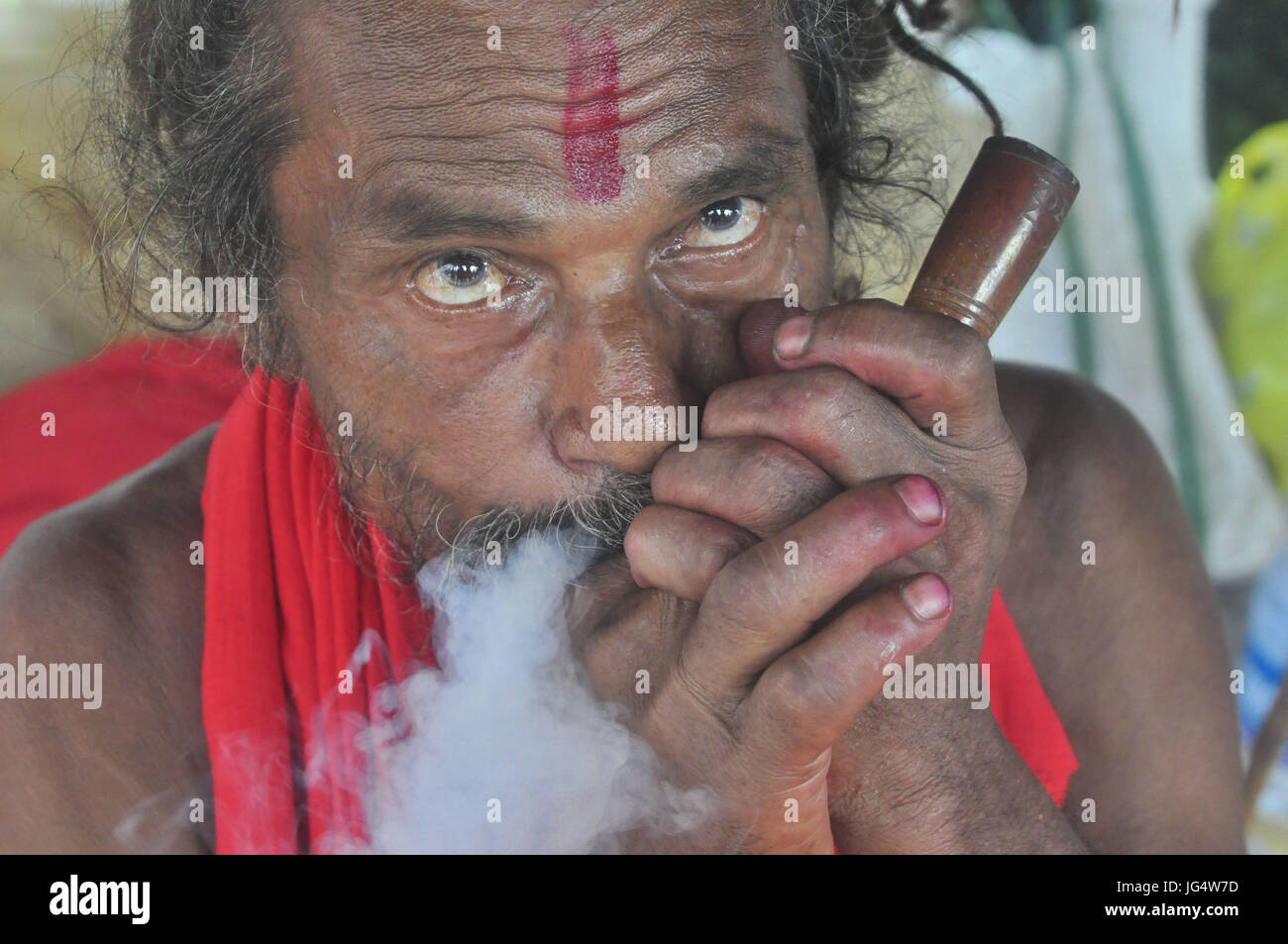 Saha abishai / Le Pictorium - Kharchi Puja festival en Inde - 01/07/2017 - Inde / / Agartala Tripura - un saint homme prend ganza à l'occasion de tête Kharchi Puja 14 idoles, en argent et en laiton, sont vénérées dans les sept jours de temps 'Kharchi Puja," la plus grande fête religieuse des Hindous dans l'Etat de Tripura tribal. Le gouvernement sponsors pendant la rituels Kharchi festival à l'égard de l'annexion accord signé avec Tripura pour préparer sa fusion avec l'union indienne en 1949 By-Abhisek,Pix Saha Banque D'Images