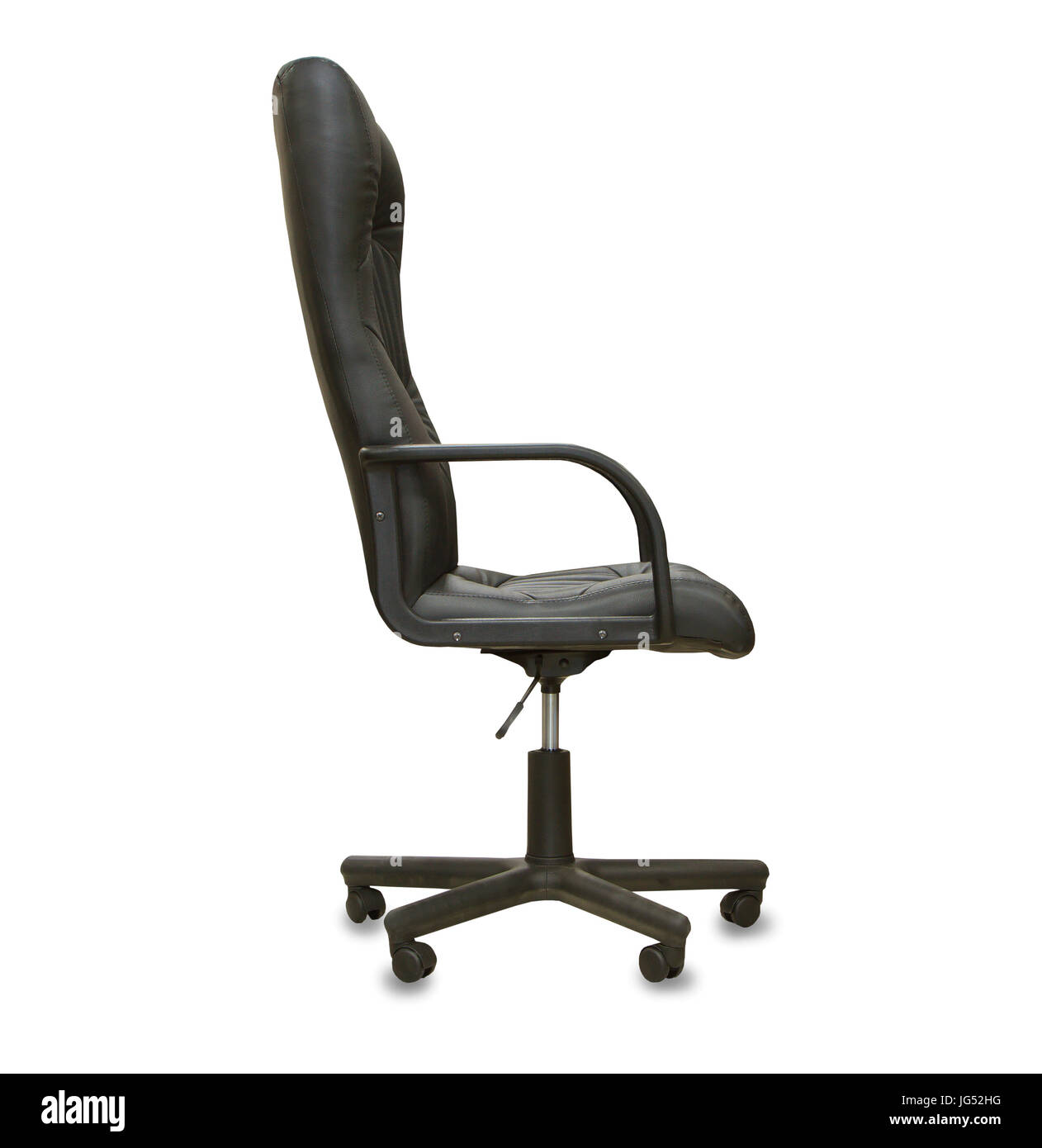 La chaise de bureau de cuir noir. Isolé Banque D'Images