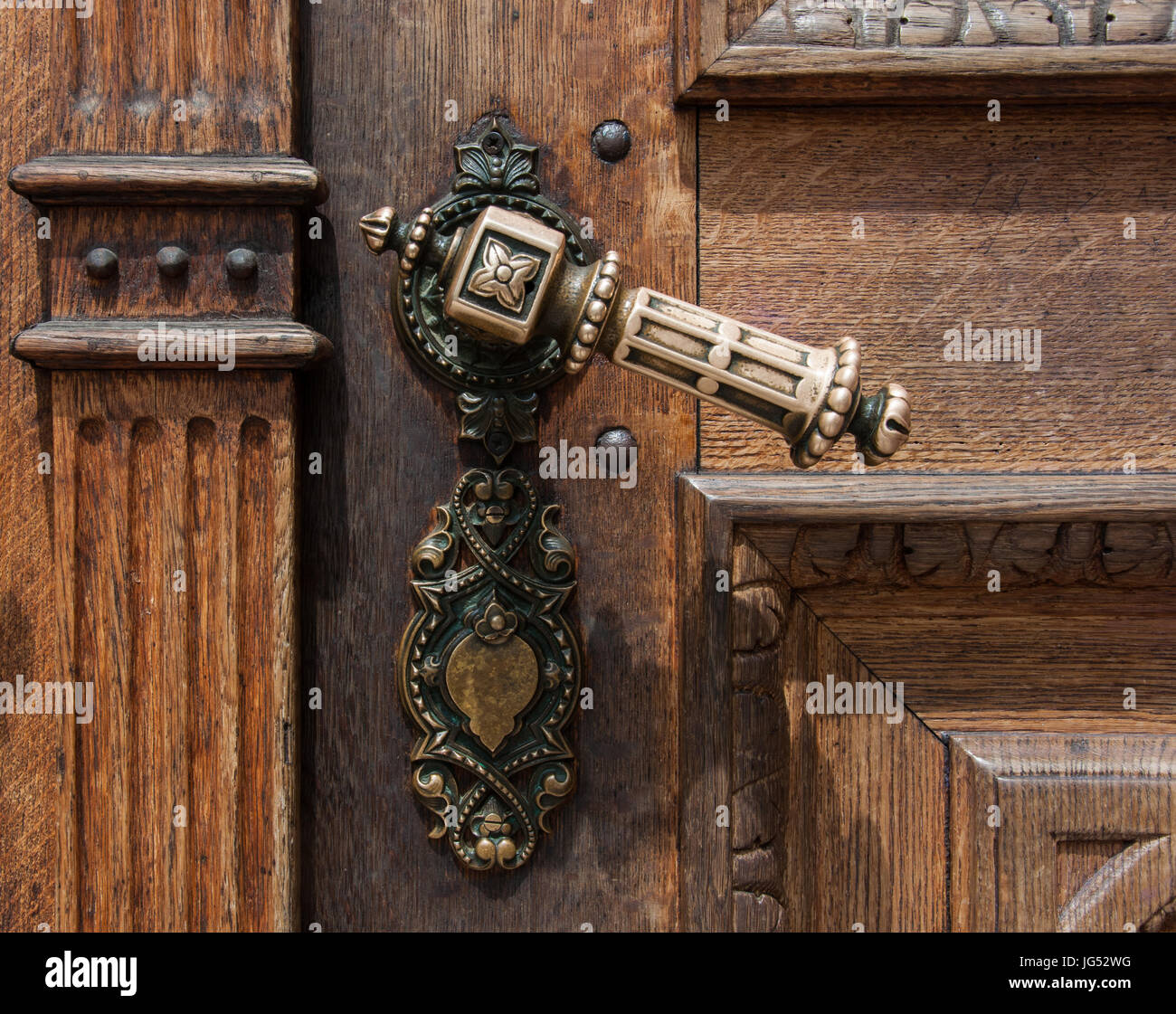 Vieille porte en bois avec poignée de fer sur l'église des Franciscains de l'Annonciation à Ljubljana, Slovénie Banque D'Images