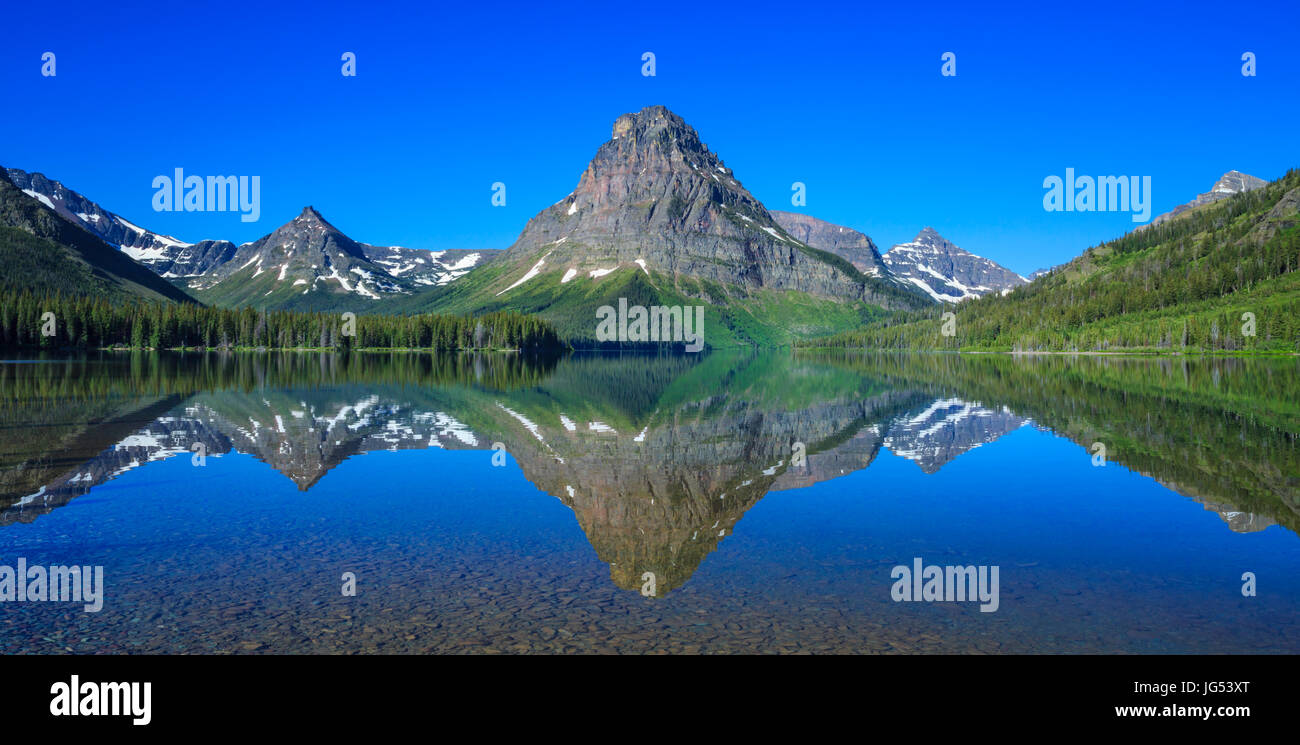 panorama de la montagne de sinopah reflété dans deux lacs de médecine dans le parc national du glacier, montana Banque D'Images