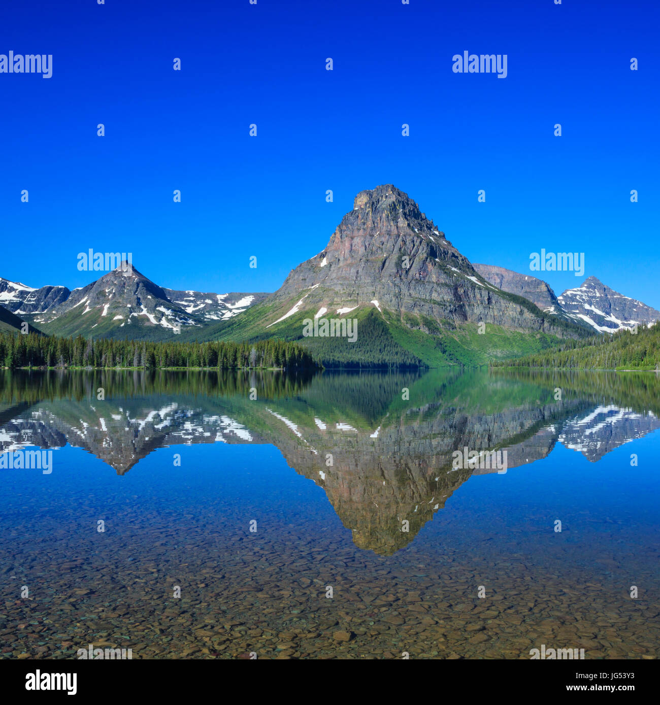 Sinopah reflétée dans la montagne deux lac medicine dans le Glacier National Park, Montana Banque D'Images
