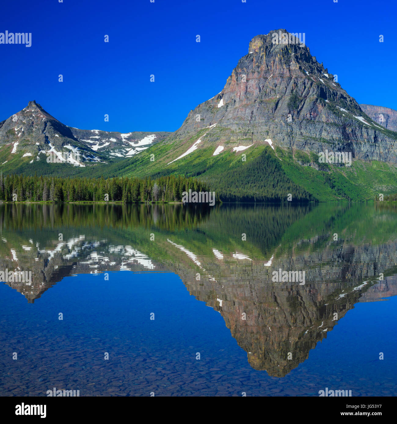 Sinopah reflétée dans la montagne deux lac medicine dans le Glacier National Park, Montana Banque D'Images