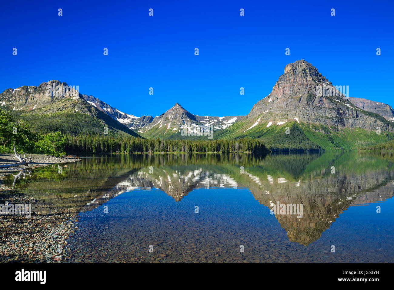 Sinopah reflétée dans la montagne deux lac medicine dans le Glacier National Park, Montana Banque D'Images