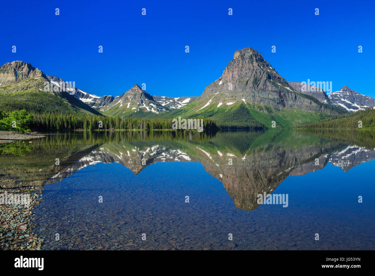 Sinopah reflétée dans la montagne deux lac medicine dans le Glacier National Park, Montana Banque D'Images