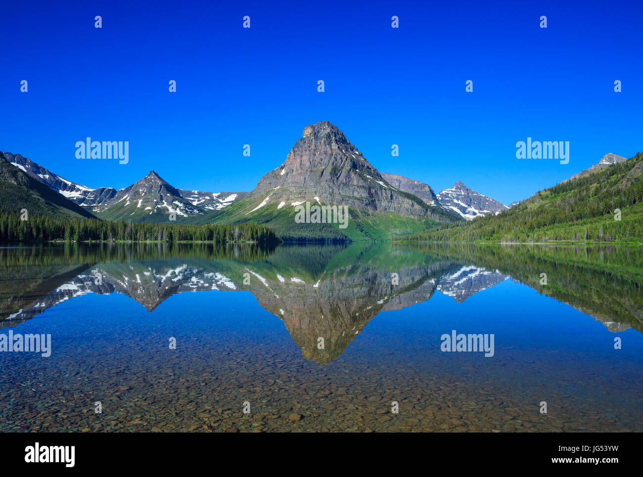 Sinopah reflétée dans la montagne deux lac medicine dans le Glacier National Park, Montana Banque D'Images