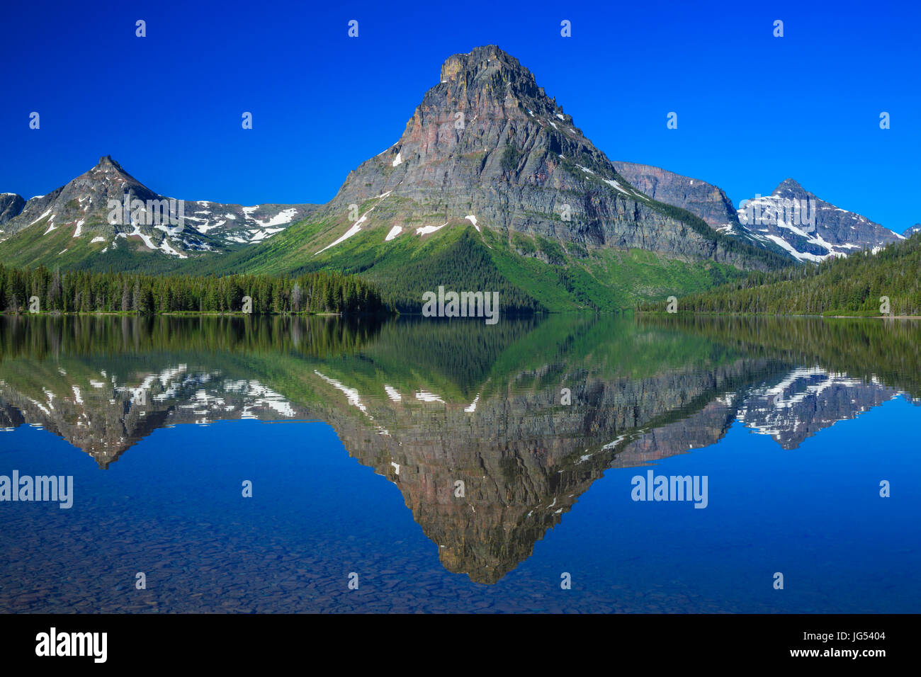 Sinopah reflétée dans la montagne deux lac medicine dans le Glacier National Park, Montana Banque D'Images