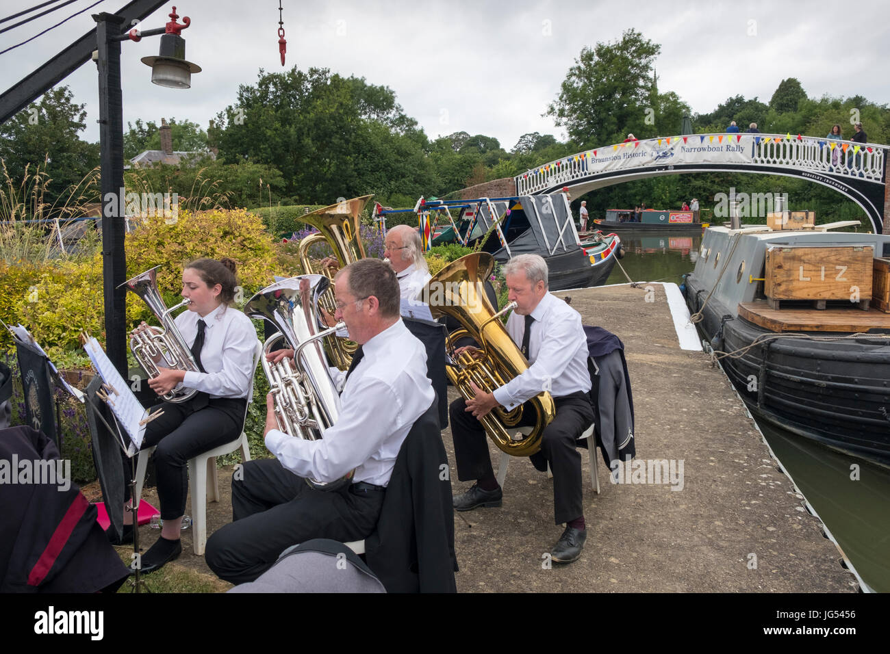 Un Service ayant lieu dimanche lors de l'historique 15-04 rassemblement à Braunston, Northamptonshire Braunston, Marina Banque D'Images