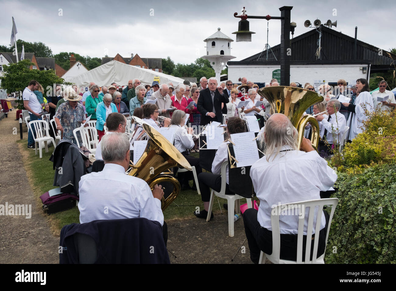 Un Service ayant lieu dimanche lors de l'historique 15-04 rassemblement à Braunston, Northamptonshire Braunston, Marina Banque D'Images