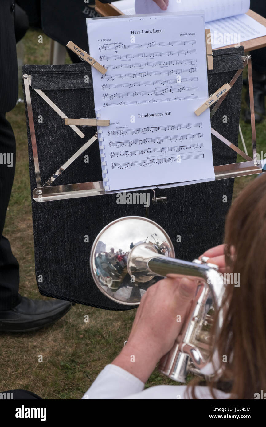 Un Service ayant lieu dimanche lors de l'historique 15-04 rassemblement à Braunston, Northamptonshire Braunston, Marina Banque D'Images