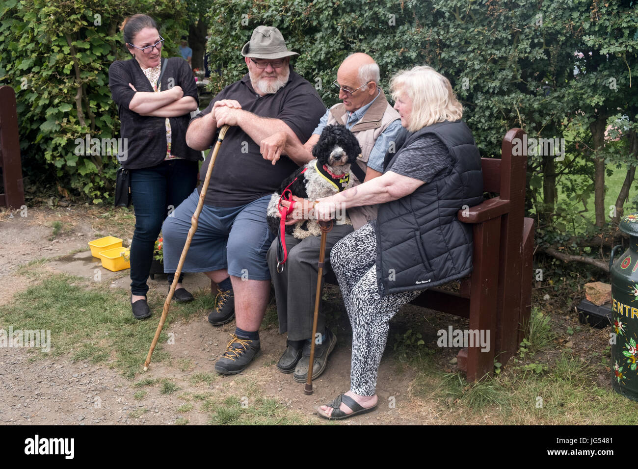 Les gens qui regardent le défilé des narrowboats pendant l'historique 15-04 rassemblement à Braunston, Northamptonshire Braunston, Marina Banque D'Images