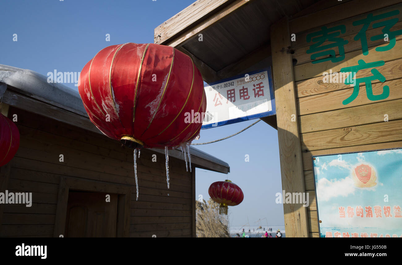 Lanternes rouges sur l'extérieur de cabanes de bois pour marquer le Nouvel An Chinois, Shahu, Ningxia Banque D'Images