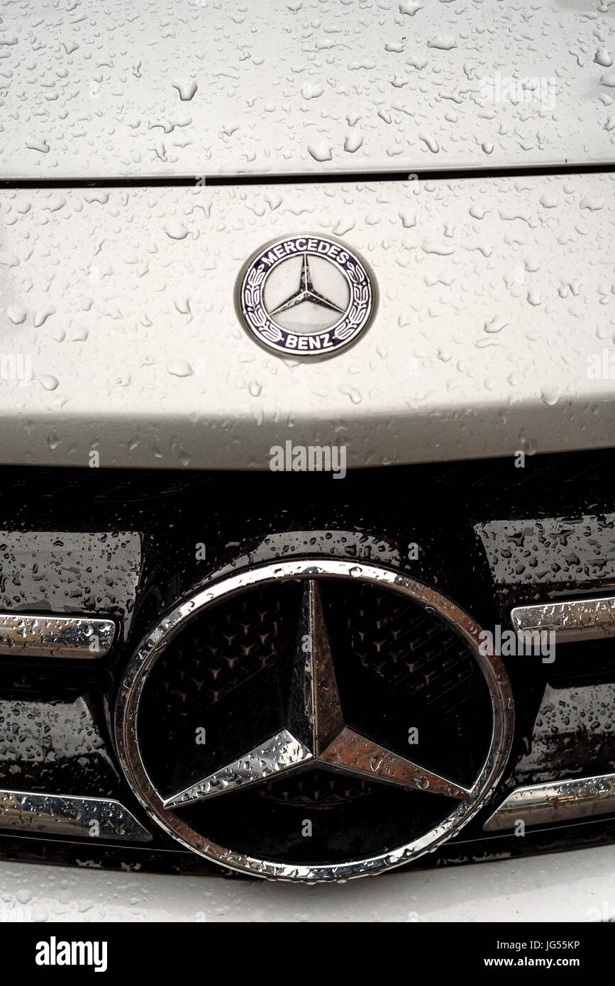 GALATI, ROUMANIE, septembre 2017 : logo Mercedes Benz close up sur une  voiture grill. Mercedes-Benz est un constructeur automobile allemand Photo  Stock - Alamy