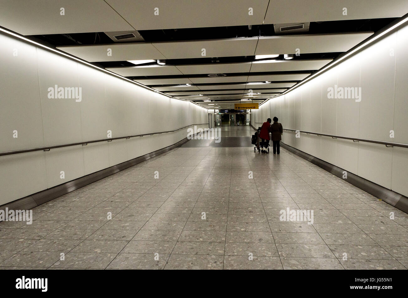 Deux femme perdue dans le métro de Londres dans un tunell Banque D'Images