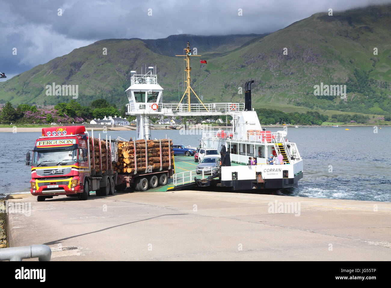 Un camion quitte le Corran ferry, près de Fort William, Écosse, Lochaber Banque D'Images