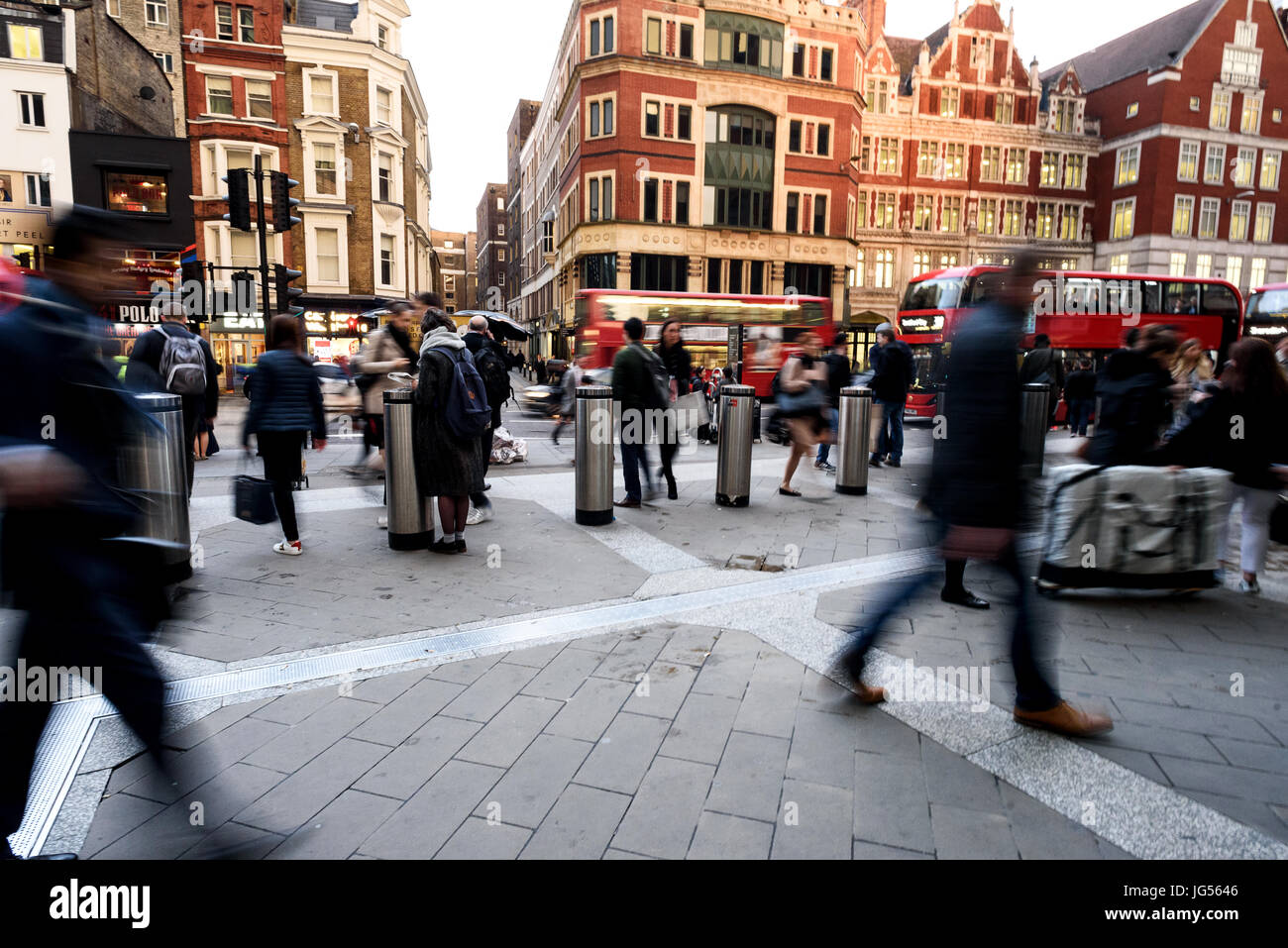 Les personnes se déplaçant à l'extérieur de Londres Liverpool Street Station en Angleterre pendant leurs déplacements dans blurred motion Banque D'Images