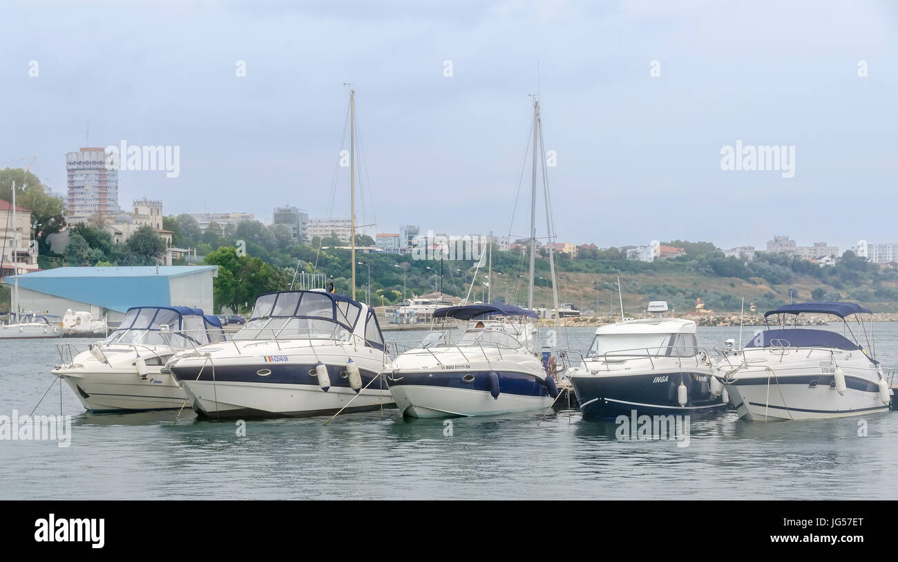 CONSTANTA, Roumanie - septembre 3, 2014. Les docks (port) avec des bateaux, de l'arsenal. Banque D'Images