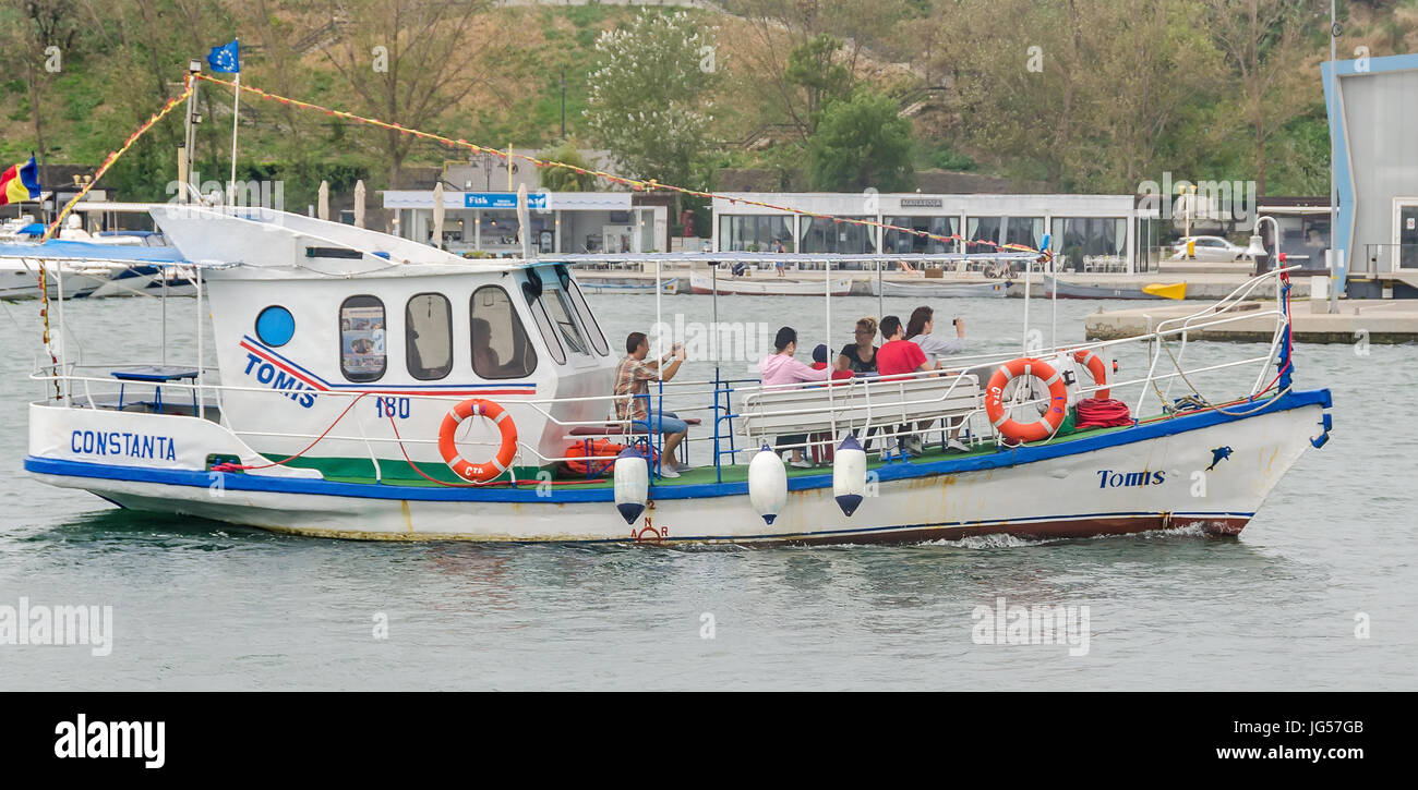 CONSTANTA, Roumanie - septembre 3, 2014. Les docks (port) avec des bateaux, de l'arsenal. Banque D'Images
