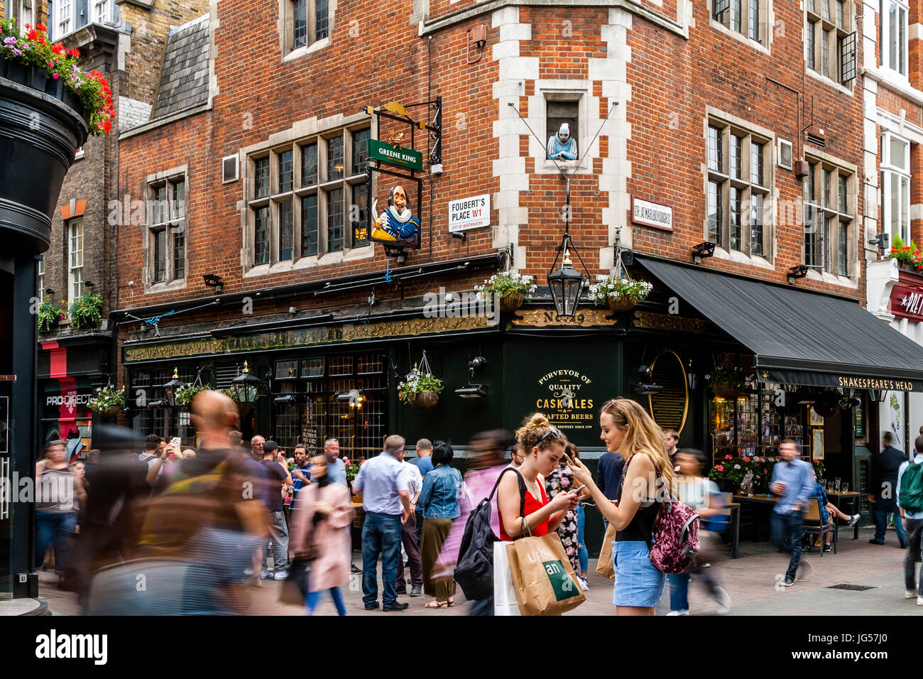 Les gens de Shopping dans Carnaby Street, London, UK Banque D'Images