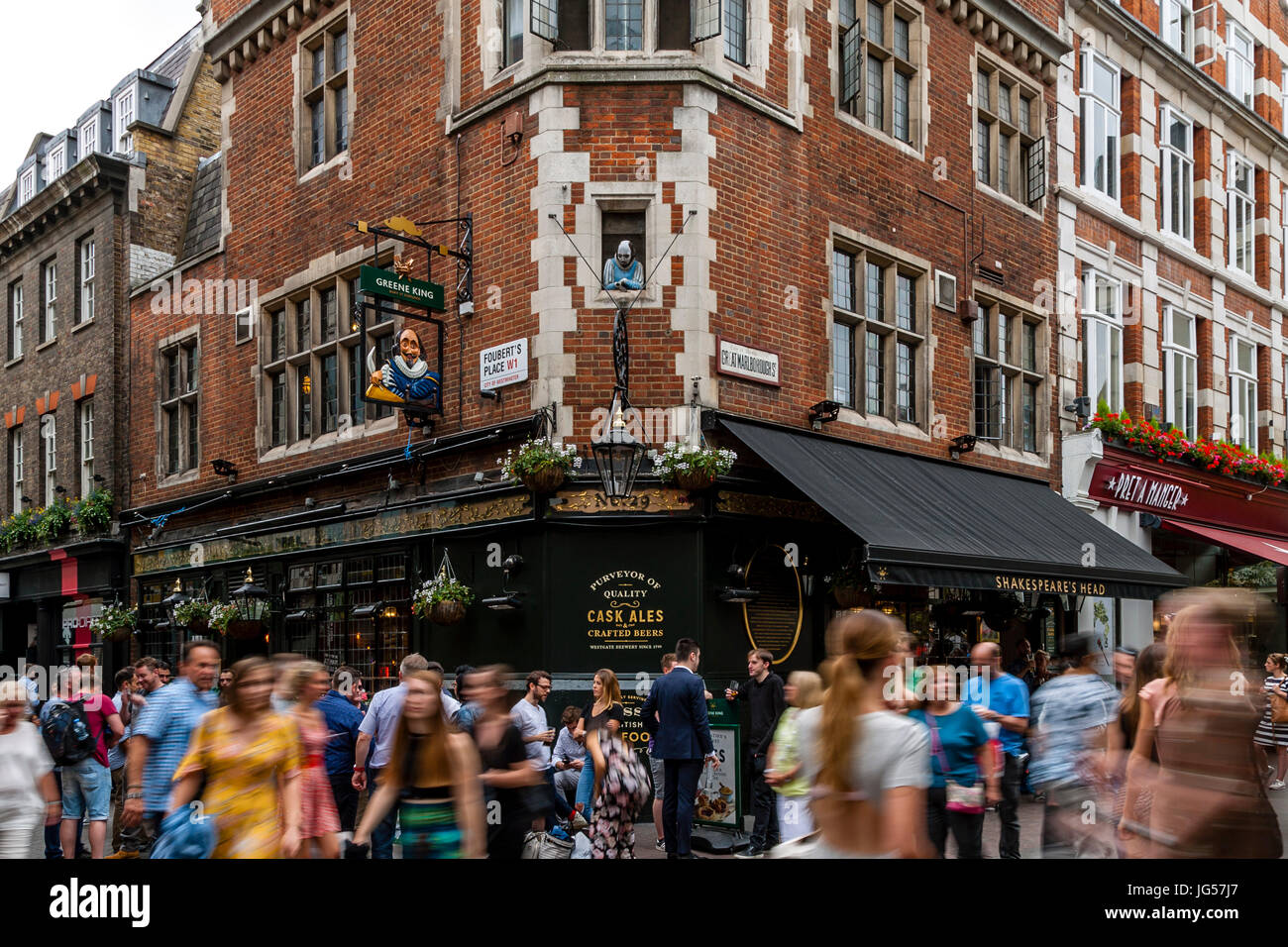 Les gens de Shopping dans Carnaby Street, London, UK Banque D'Images