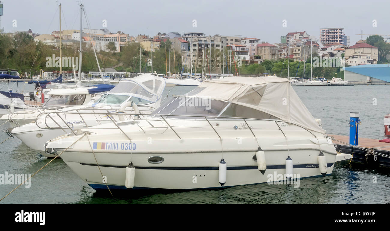 CONSTANTA, Roumanie - septembre 3, 2014. Les docks (port) avec des bateaux, de l'arsenal. Banque D'Images