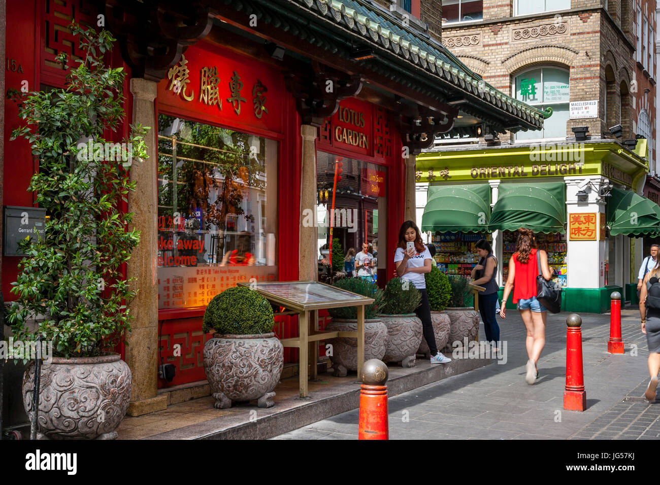 Un restaurant chinois et un supermarché, Gerrard Street, Chinatown, Londres, UK Banque D'Images