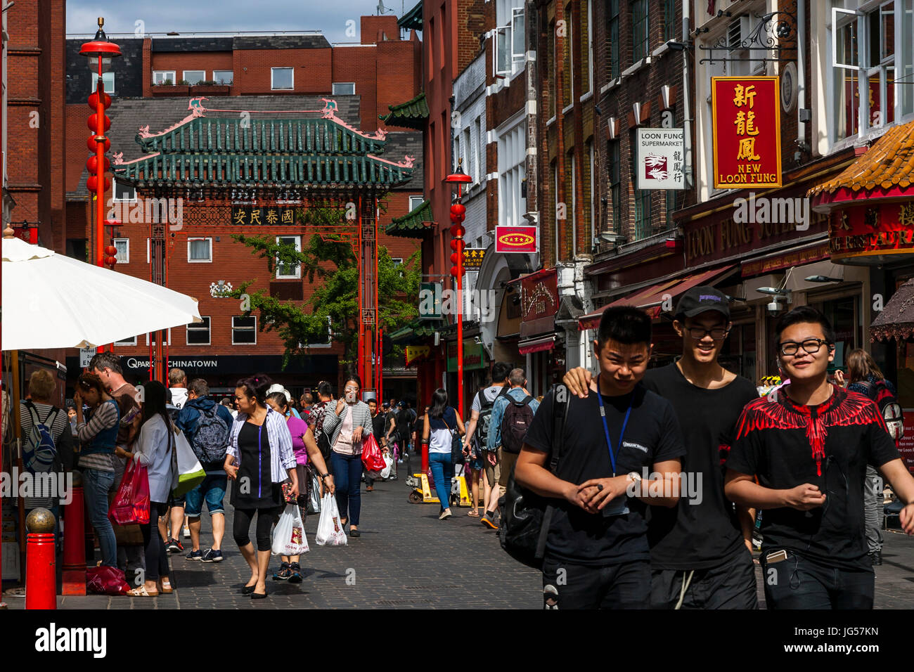 Les gens de Shopping dans Gerrard Street, Chinatown, Londres, UK Banque D'Images