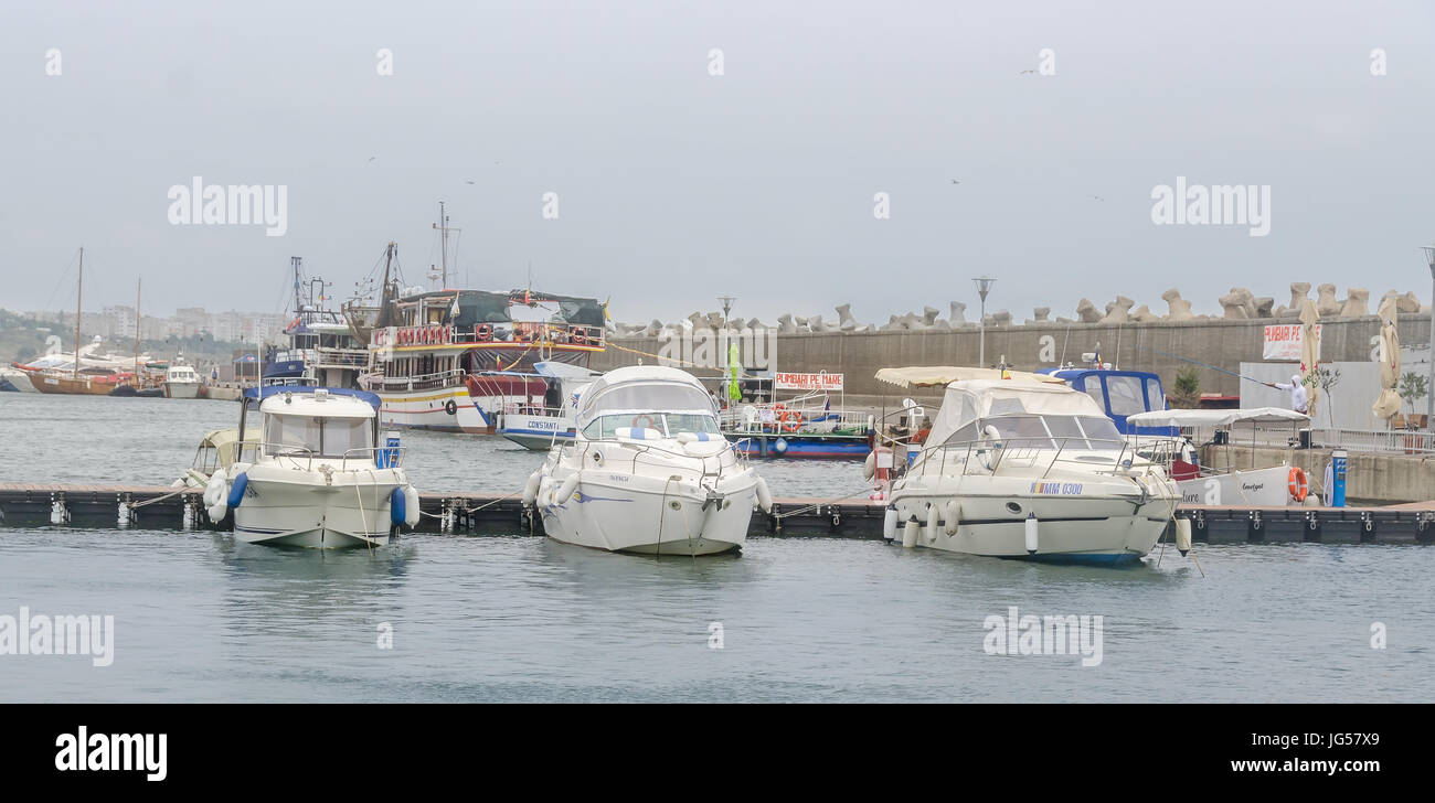 CONSTANTA, Roumanie - septembre 3, 2014. Les docks (port) avec des bateaux, de l'arsenal. Banque D'Images
