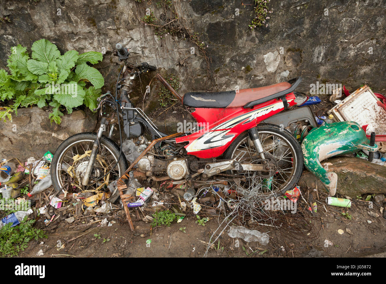 Y compris une vieille moto ordures jetées dans les fossés, au Vietnam. Banque D'Images