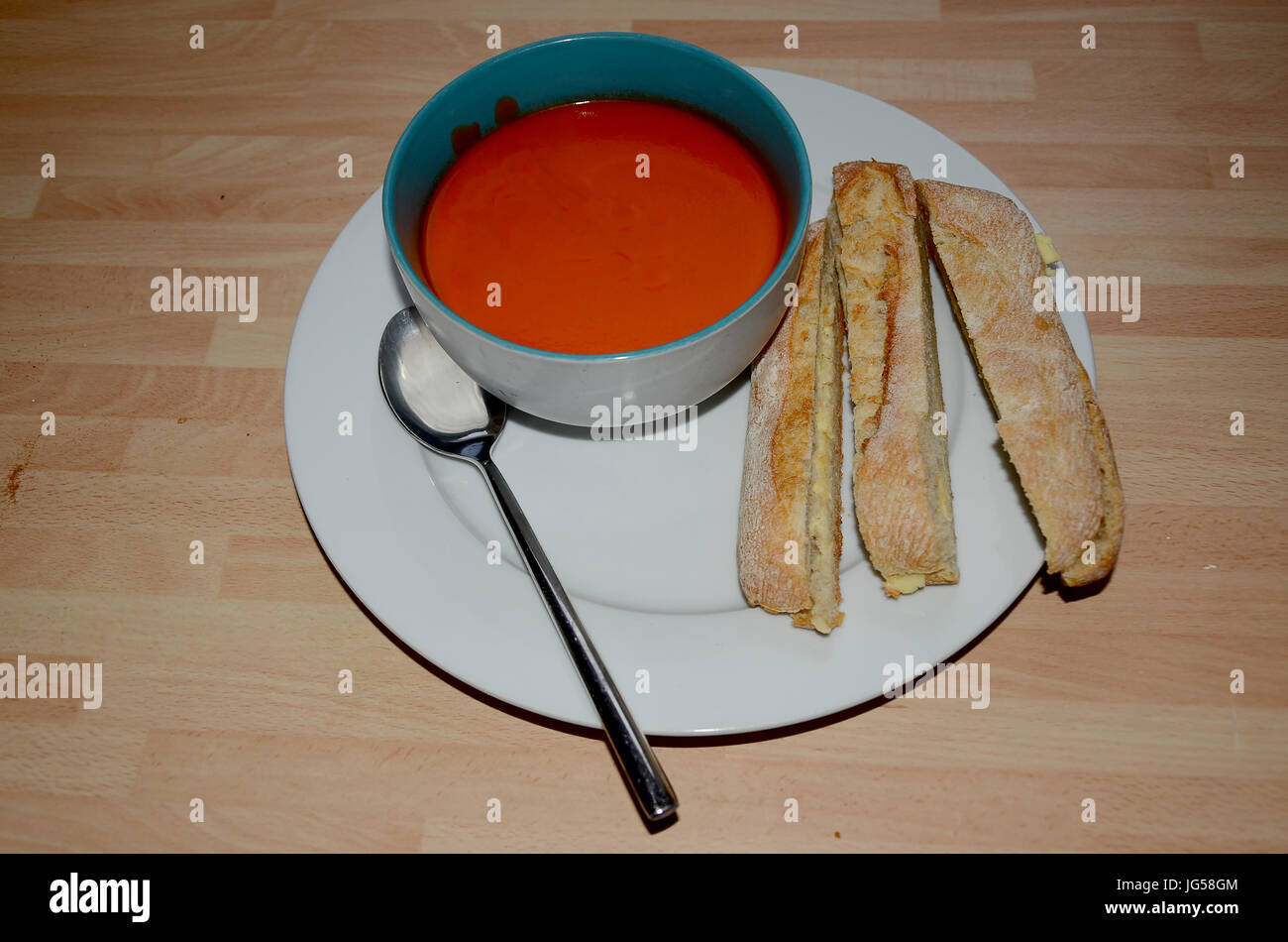 Soupe de tomate avec des bâtonnets de pain rustique Banque D'Images
