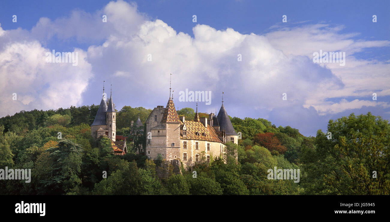 Château de La Rochepot un 12e siècle château féodal de style néo-Gothic-Burgundian, Santenay Bourgogne France Banque D'Images