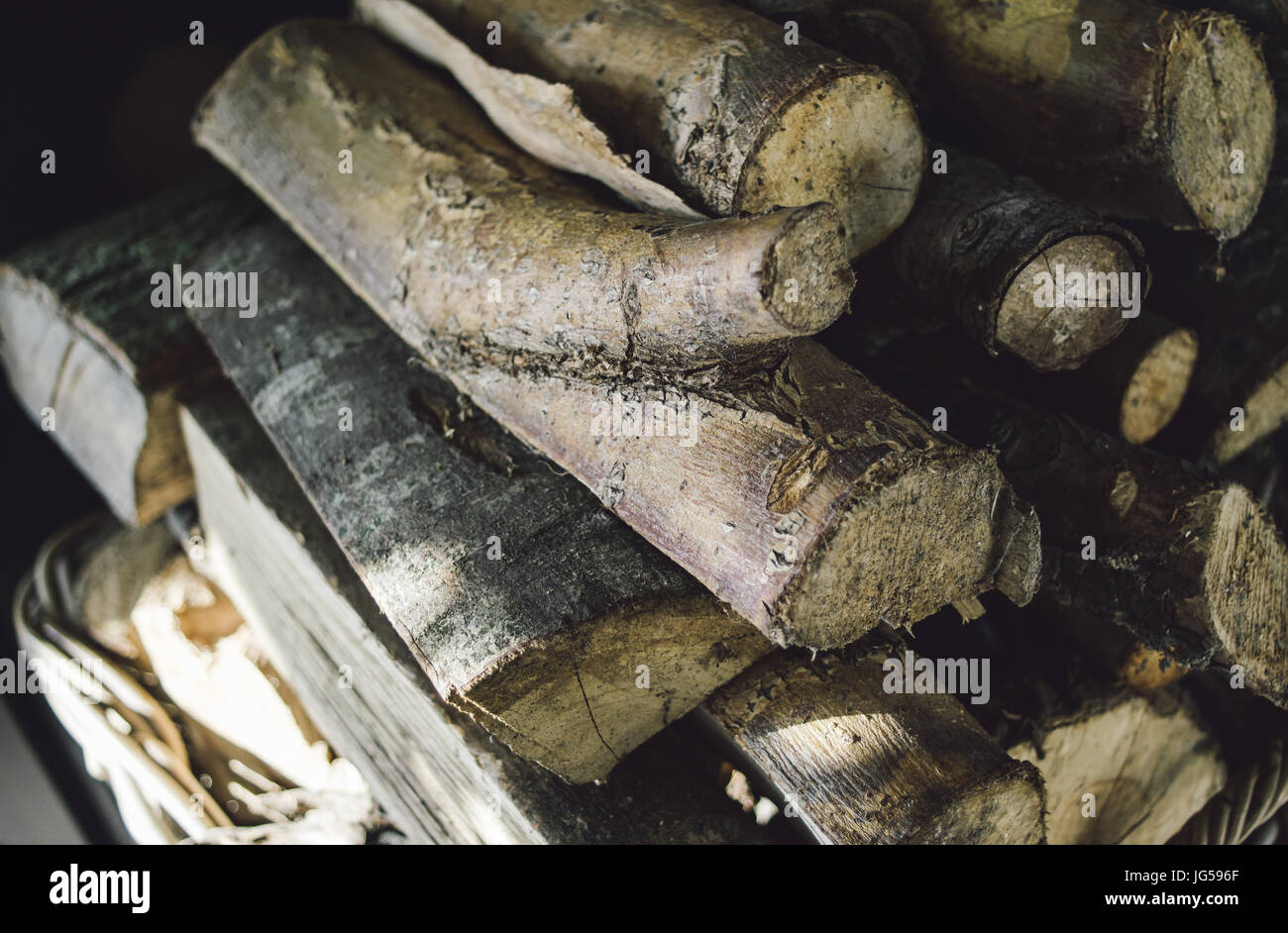 Bois de chauffage à l'intérieur libre de pieux. Banque D'Images