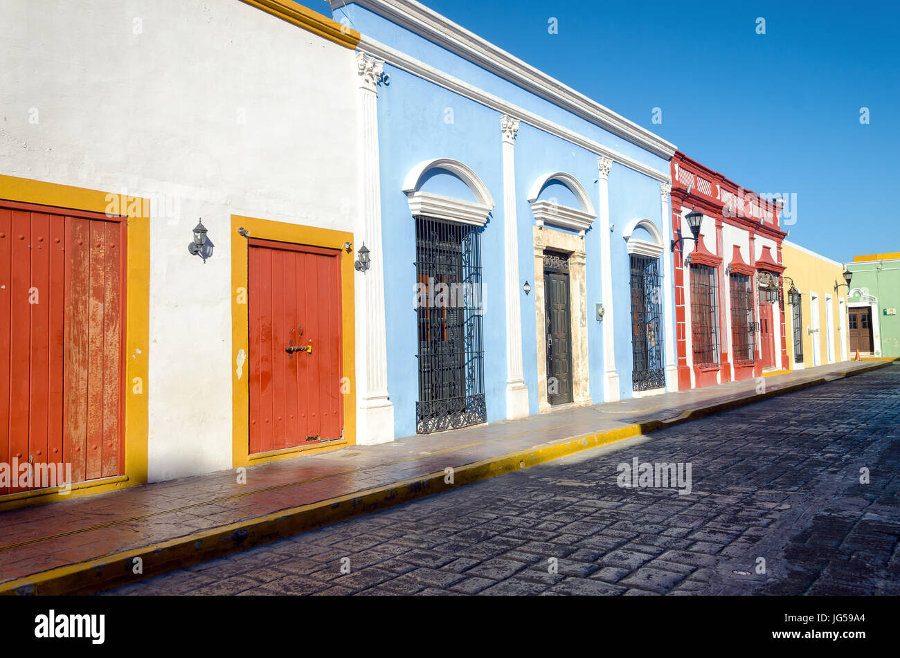 Rue coloniale typique dans la région de Campeche, Mexique Banque D'Images