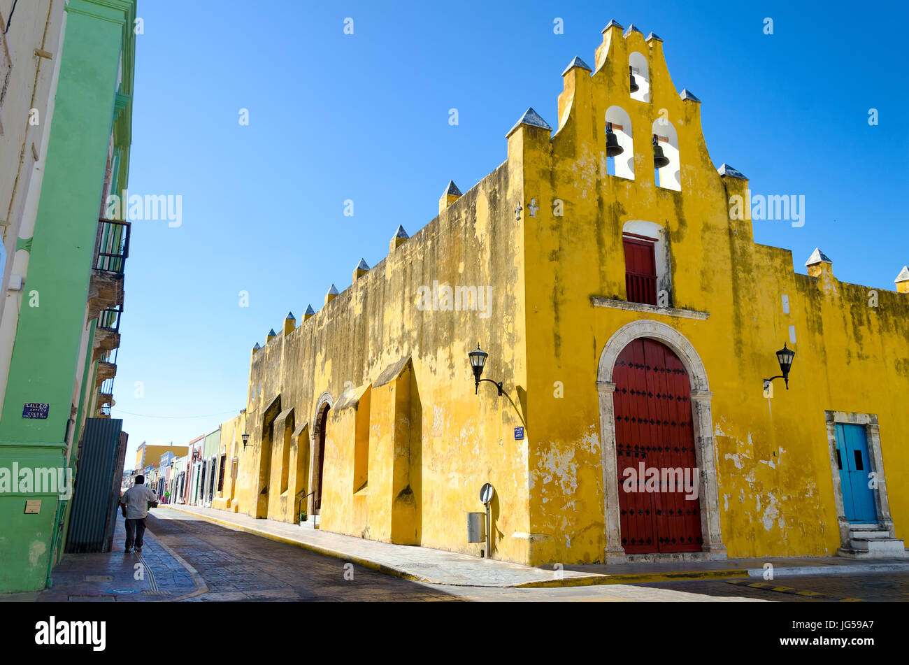 L'église et de l'architecture coloniale jaune à Campeche, Mexique Banque D'Images