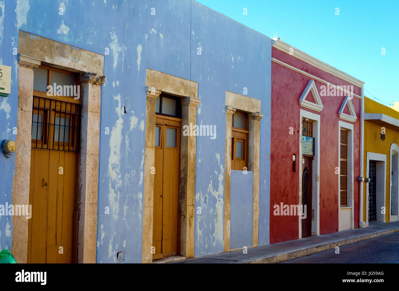 Rue bordée de bâtiments coloniaux colorés à Campeche, Mexique Banque D'Images
