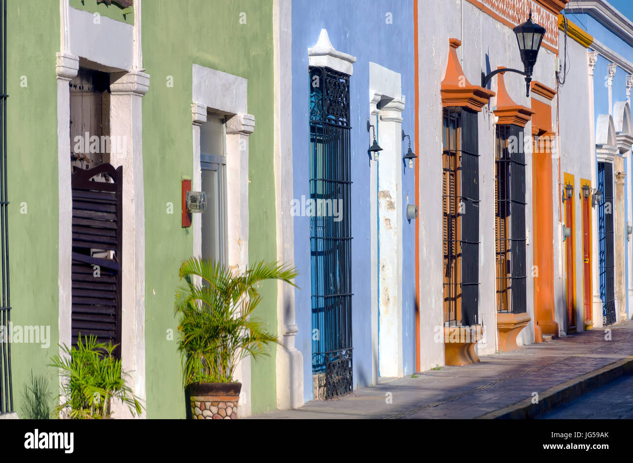 Vue de l'architecture coloniale dans la rue à Campeche, Mexique. Banque D'Images