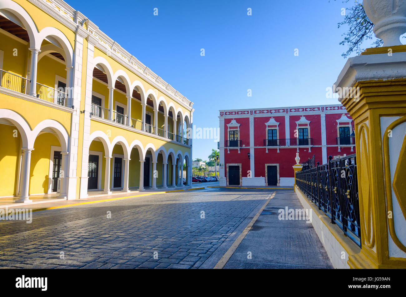 Vue sur la rue sur la place principale de Campeche, Mexique Banque D'Images
