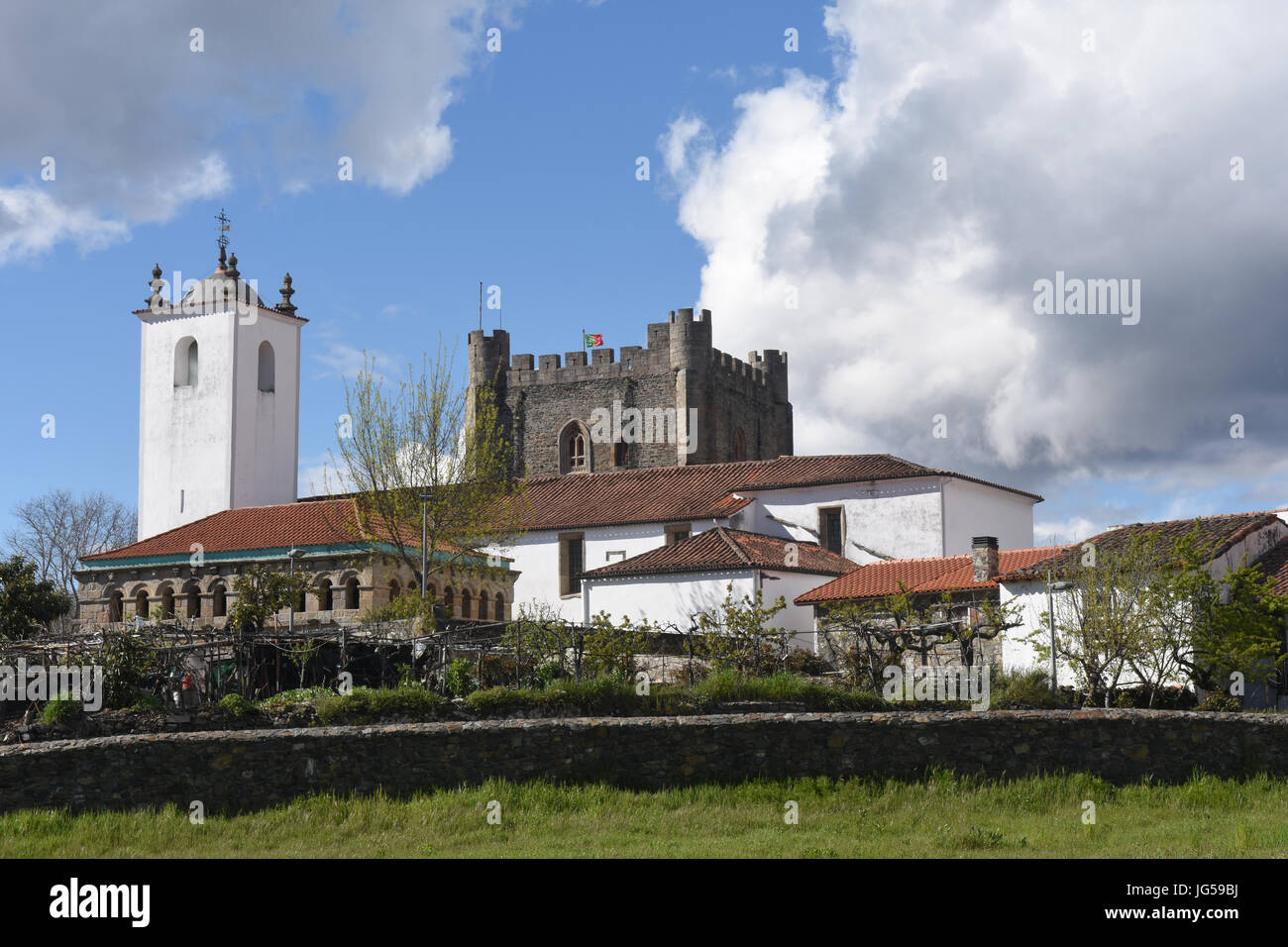 L'Antique Domus Municipalis de Bragance et église de Santa Maria do Castelo et de la tour de château en arrière-plan. Braganca Braganca, District, Norte Banque D'Images