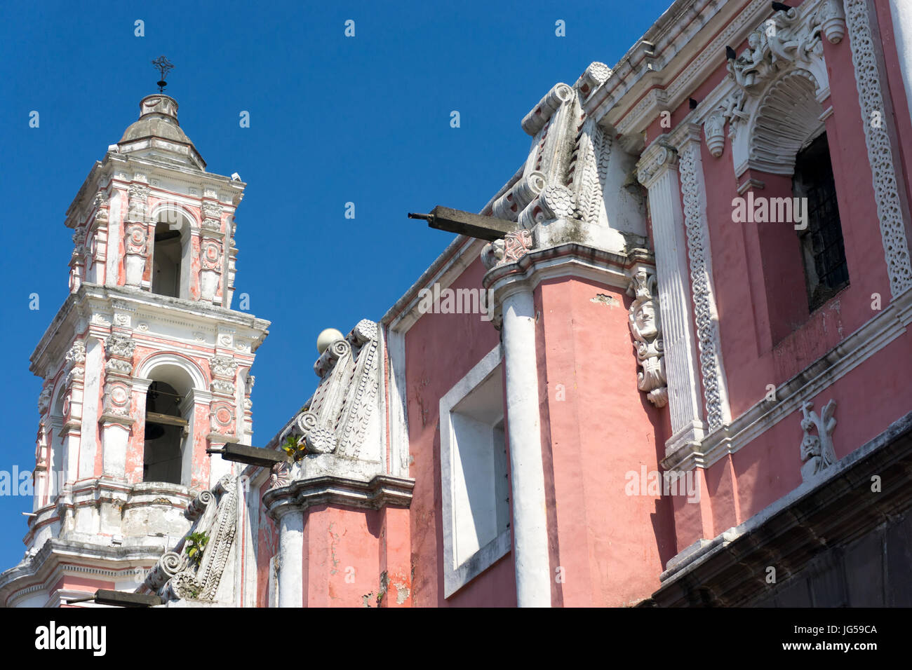 Pink clocher de l'église de Satan Catalina à Puebla, Mexique Banque D'Images