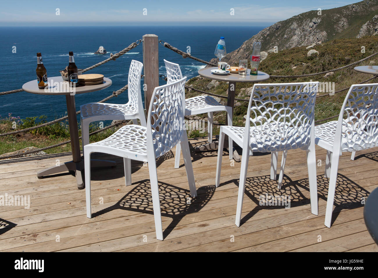 Terrasse de café sur la côte de l'Océan Atlantique sur le cap Finisterre (Cabo Fisterra) en Galice, Espagne. Banque D'Images