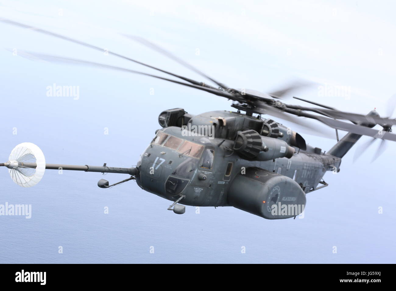La Marine américaine d'un MH-53E Sea Dragon effectue un ravitaillement aérien hélicoptère lors d'un vol d'entraînement sur l'océan Atlantique près de la Marine Corps Air Station Cherry Point le 21 juin 2017 dans la région de Cherry Point, Caroline du Nord. (Photo par Skyler Pumphret Planetpix via) Banque D'Images