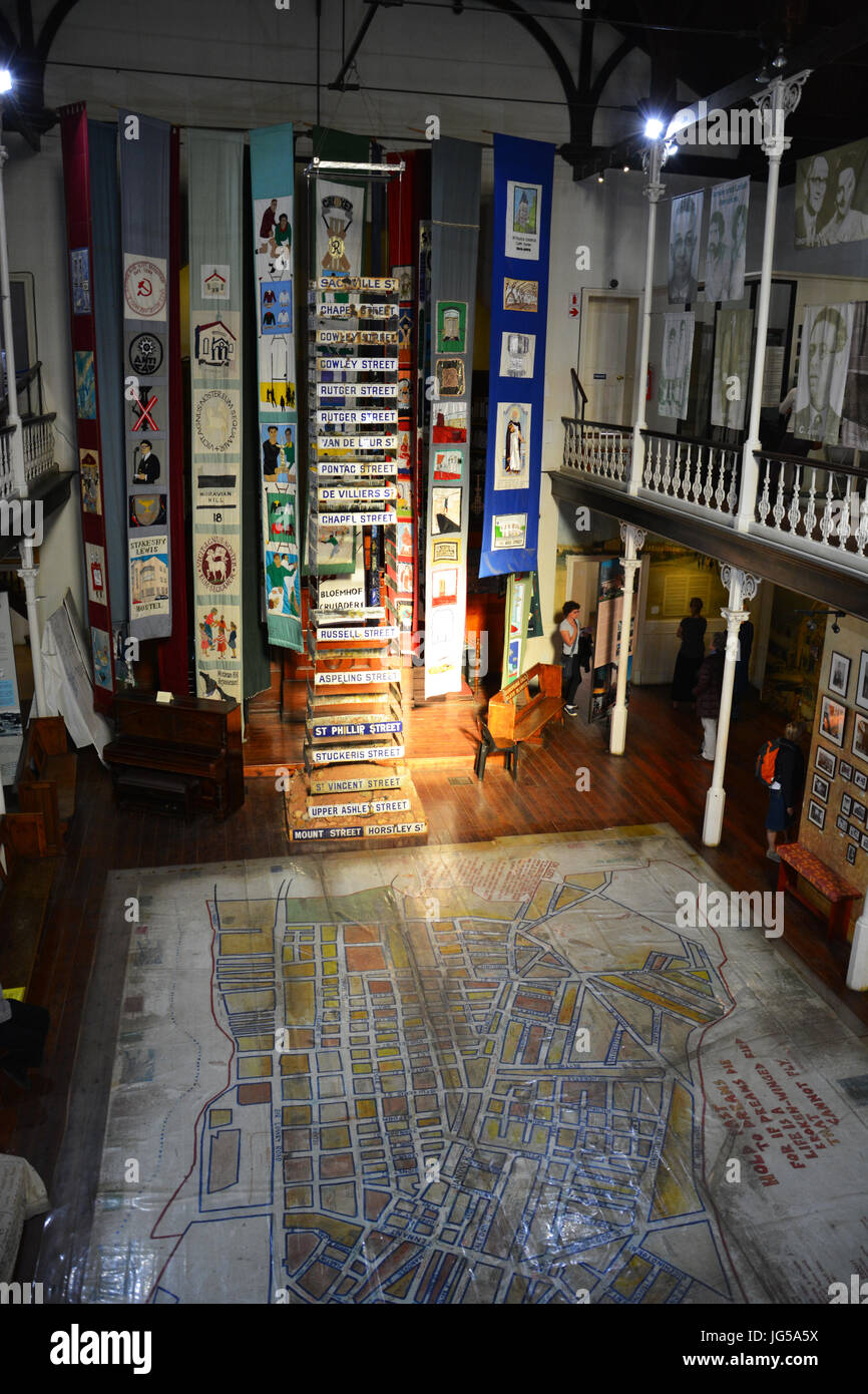 L'étage principal du District Six Museum dispose d'un plan de quartier et d'autres artefacts avant que les habitants ont été expulsés par le gouvernement. Banque D'Images