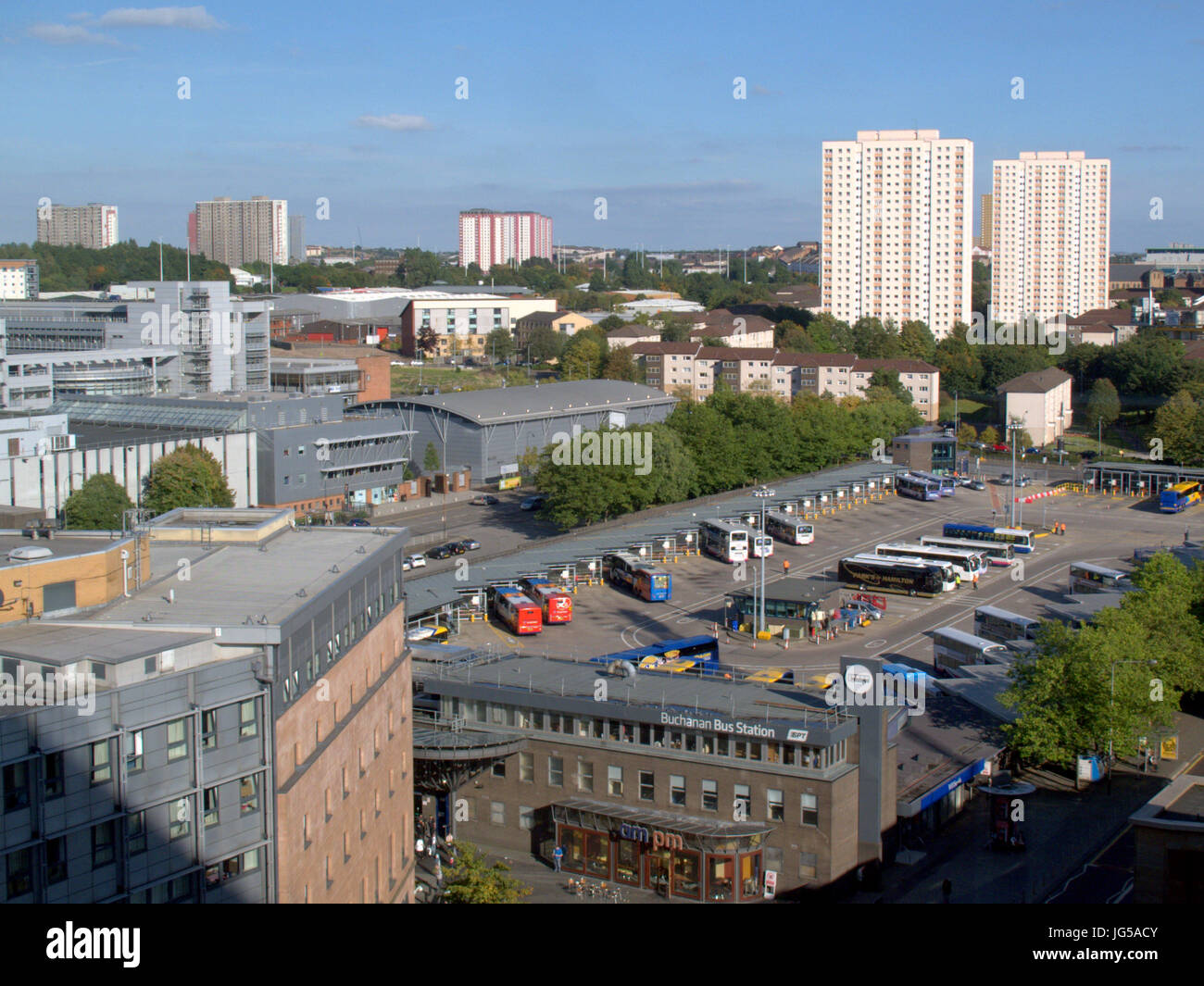 Vue panoramique sur les toits de Glasgow avec des tours d'appartements haut conseil, Glasgow Caledonian University en arrière-plan, la gare routière Buchanan en premier plan Banque D'Images